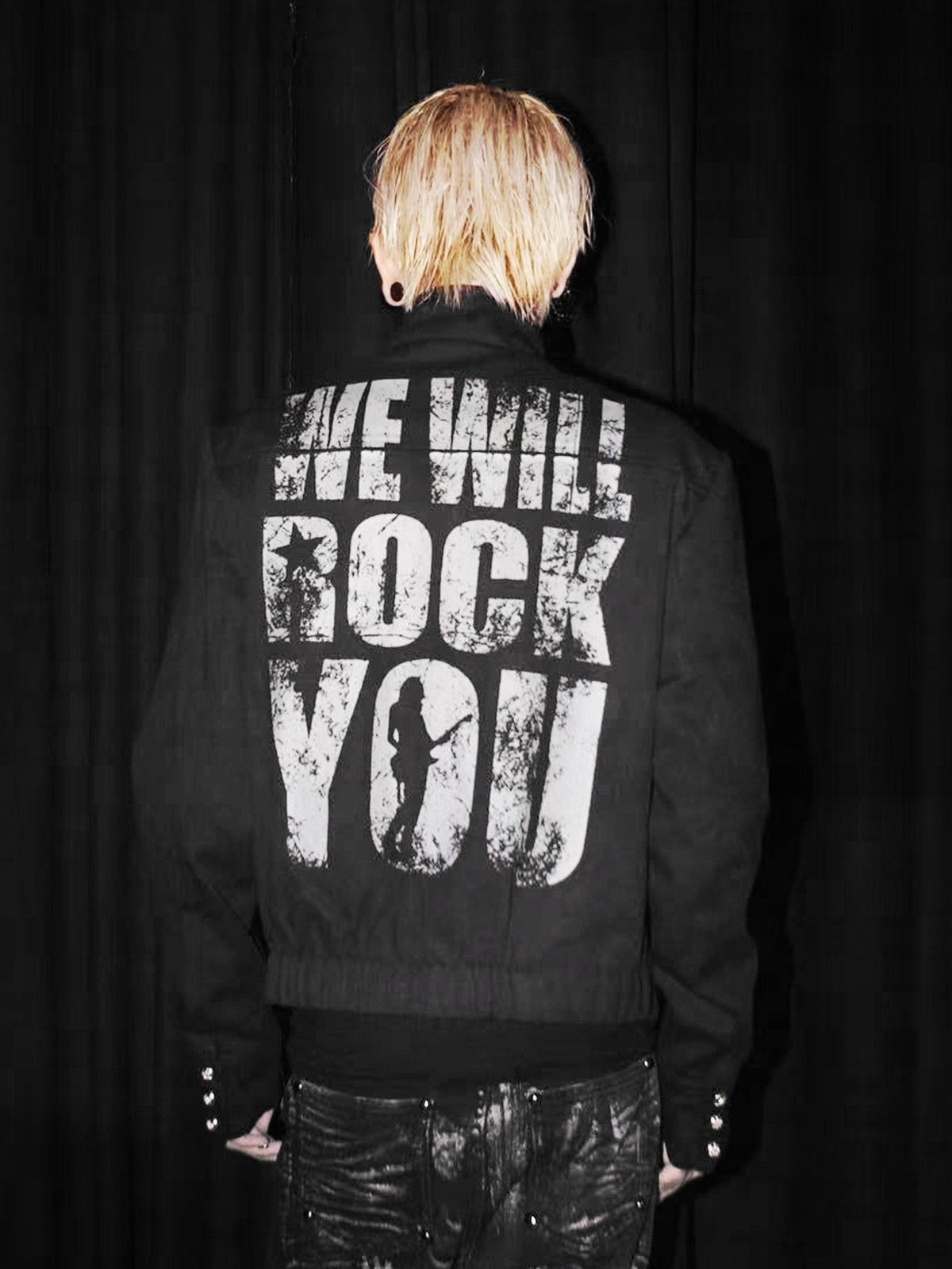DETW ASYMMETRIC BUTTON ROCK JACKET; Black; model view