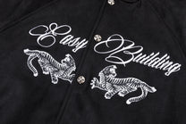 EASY BUILDING RAGLAN SCRIPT BOMBER JACKET; Black; design detail