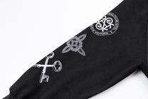 EASY BUILDING RAGLAN SCRIPT BOMBER JACKET; Black; design detail