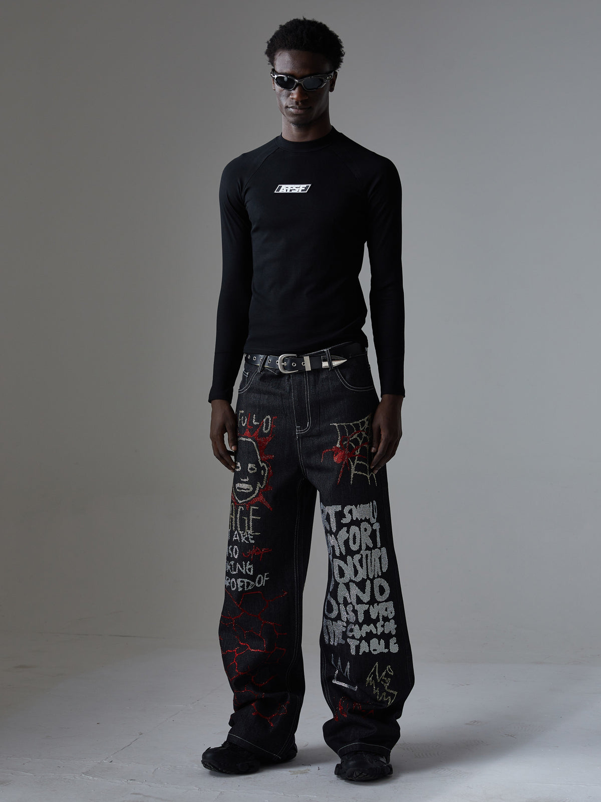 ATSF30 DARK GRAFFITI EMBROIDERED JEANS; Black; model view