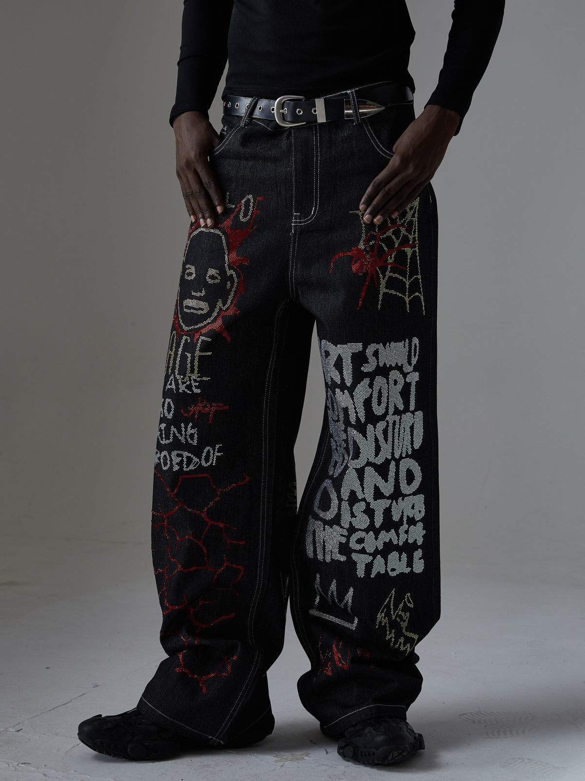 ATSF30 DARK GRAFFITI EMBROIDERED JEANS; Black; model view