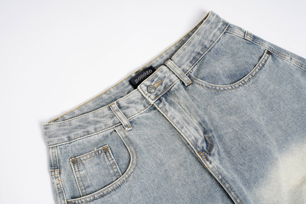 BOSOZO OVERSIZED CARGO POCKET JEANS; Blue; garment construction detail