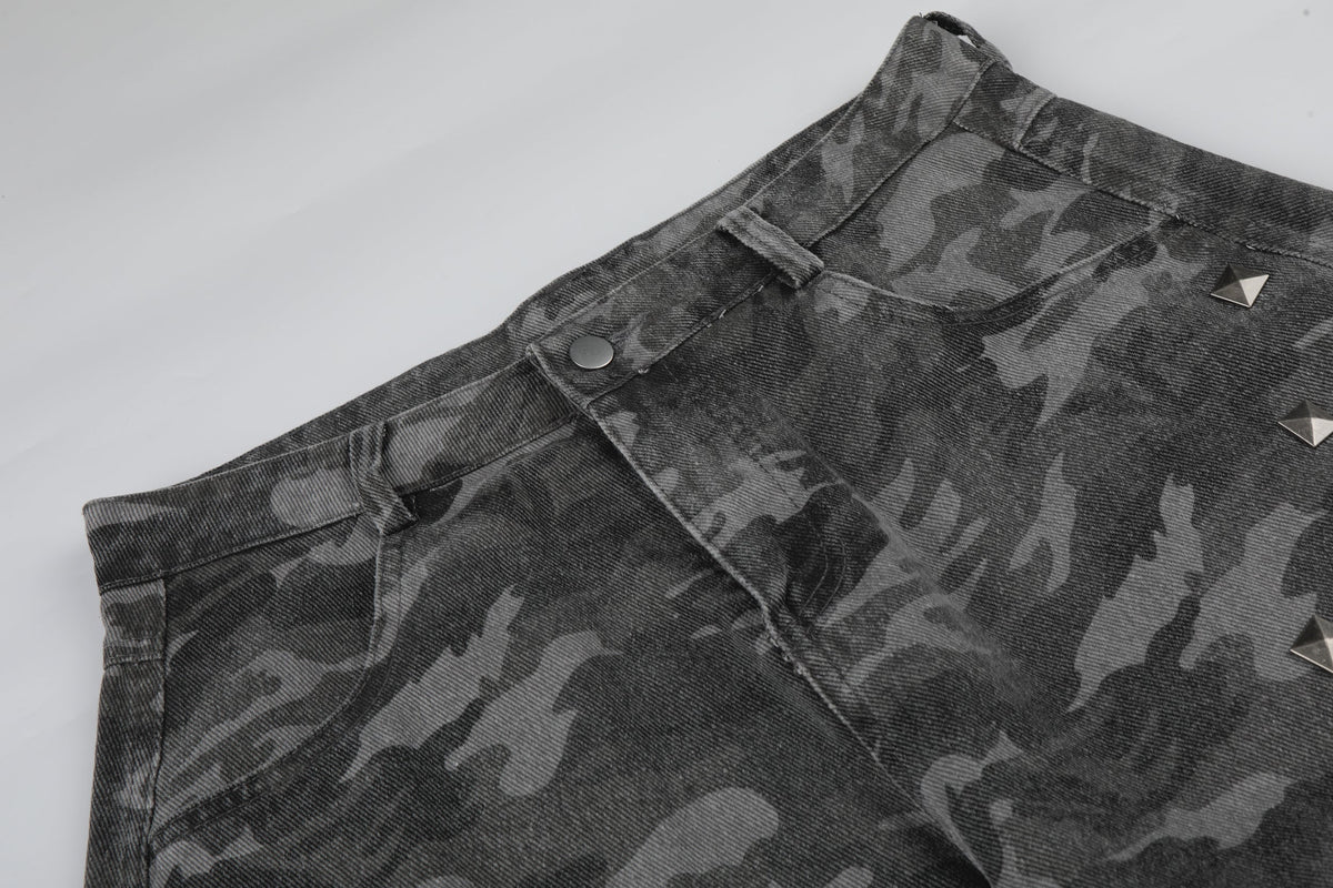 GEESAS CAMO CURVED JEANS; Gray; garment construction detail