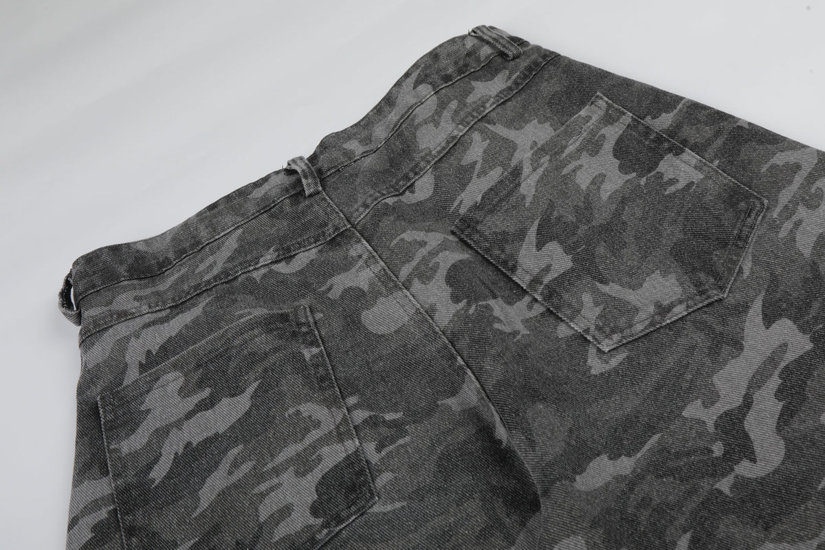 GEESAS CAMO CURVED JEANS; Gray; garment construction detail