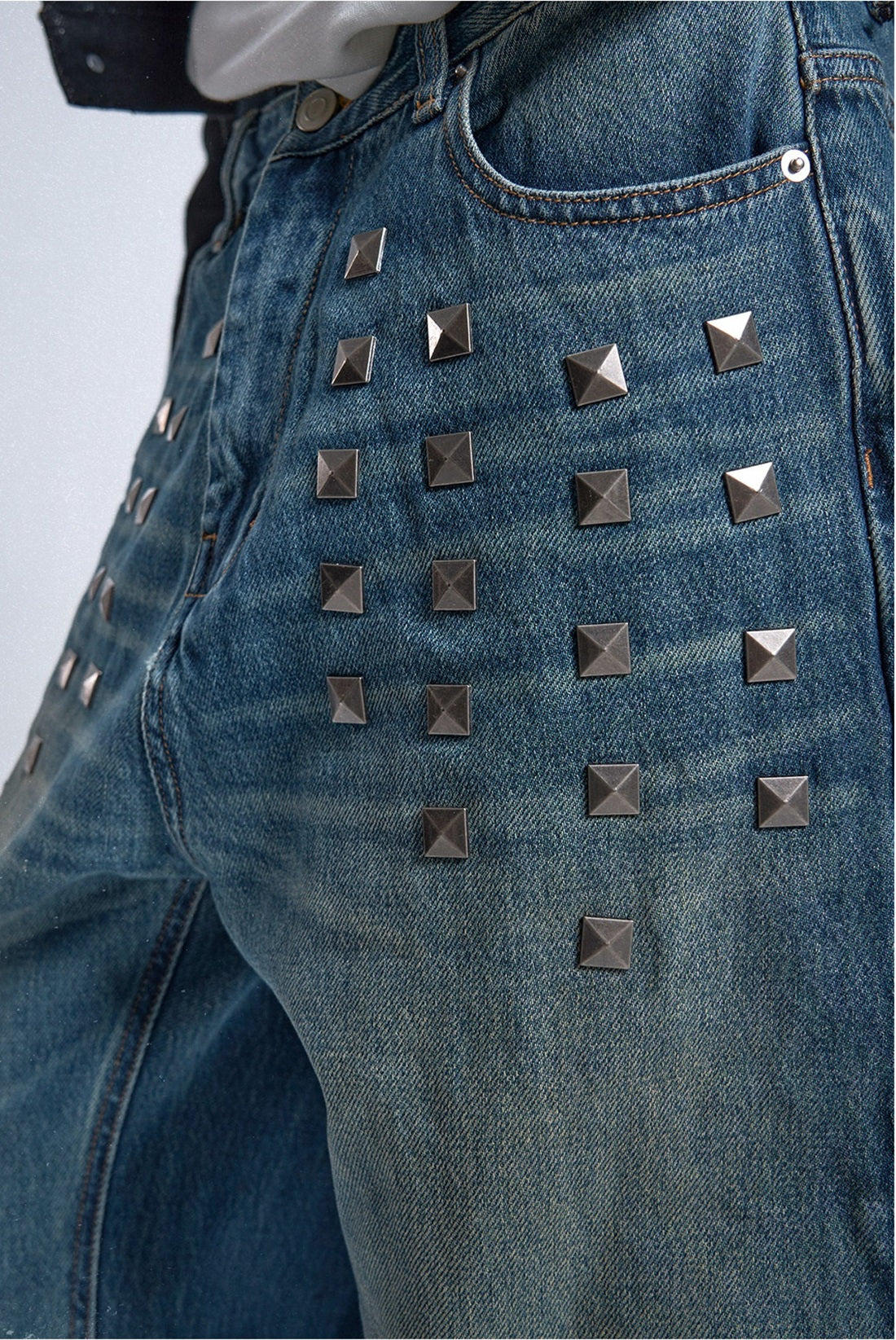 NO E MOSEN PYRAMID STUD WASHED JEANS; Blue; design detail