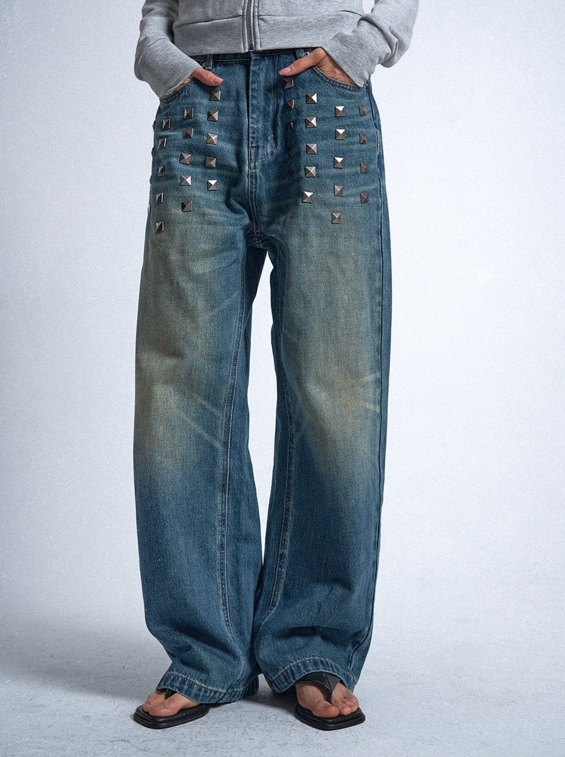 NO E MOSEN PYRAMID STUD WASHED JEANS; Blue; model view