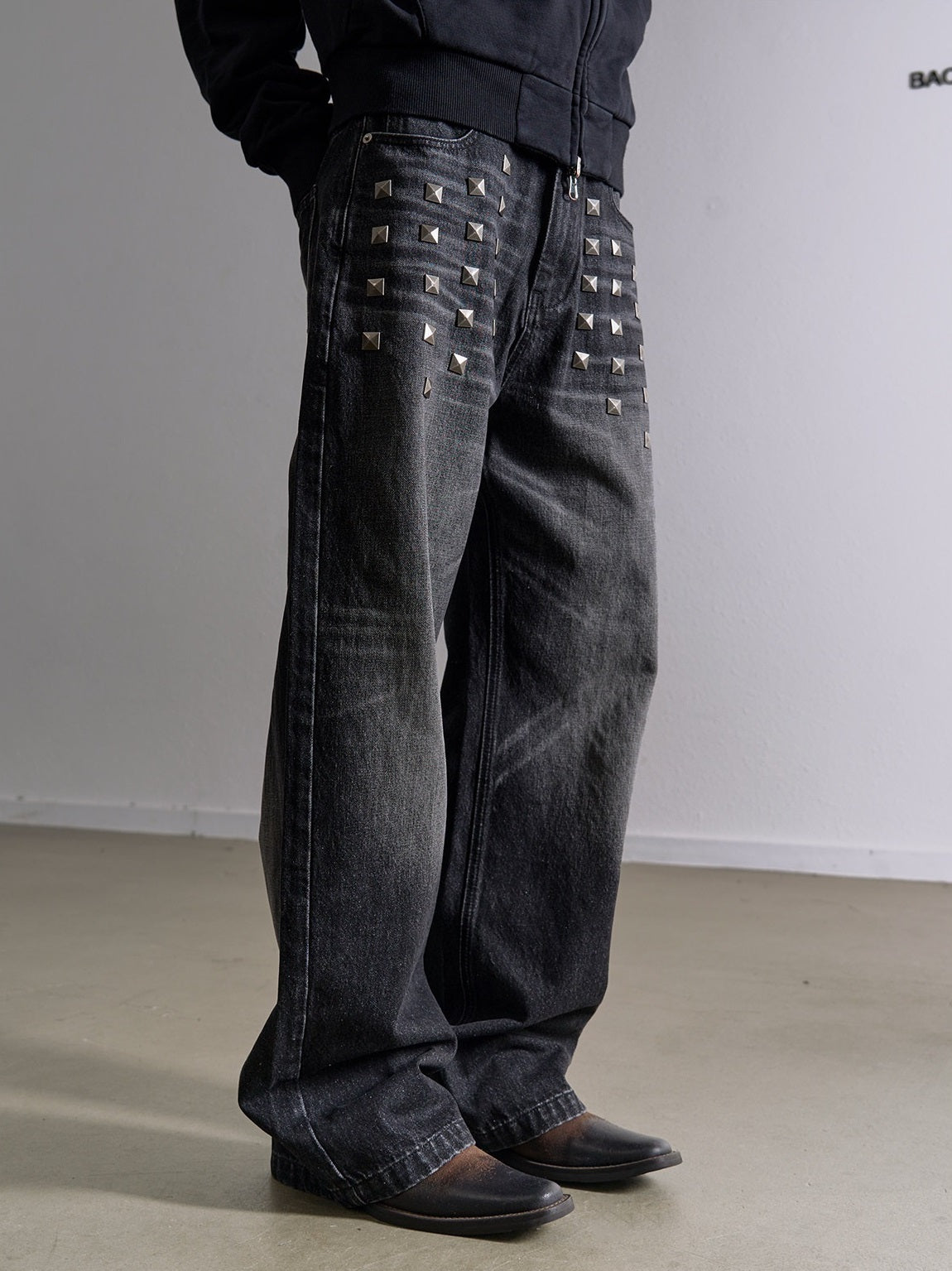 NO E MOSEN PYRAMID STUD WASHED JEANS; Black; model view