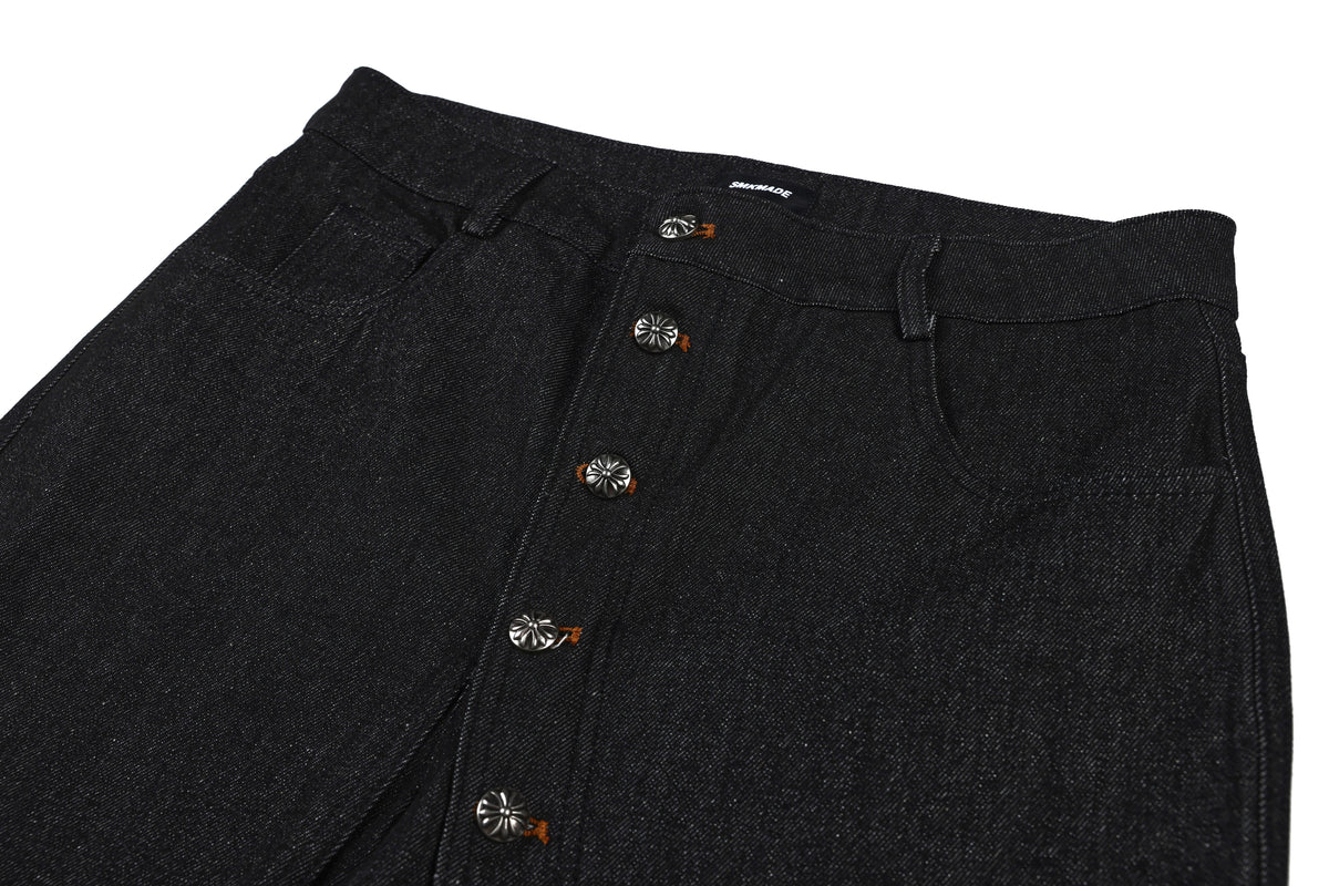 SMK MADE BUTTON FLAP WIDE LEG JEANS; Raw Black; design detail