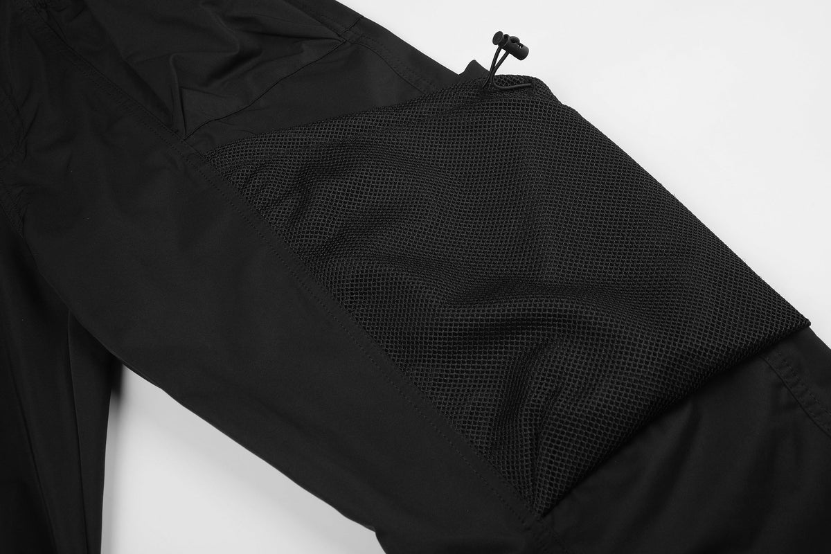 11KN DRAWCORD CARGO POCKET PANTS; Black; garment construction detail