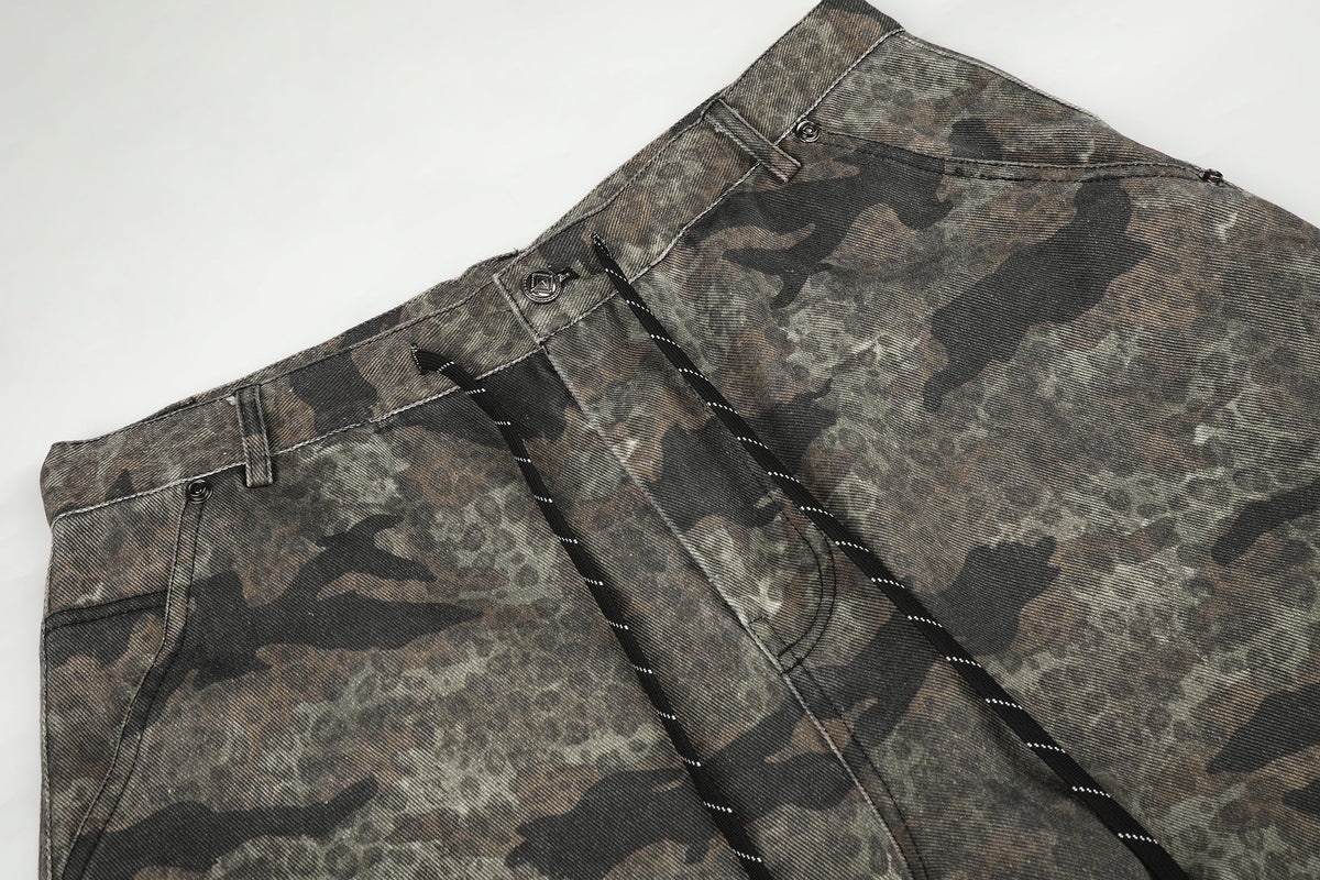 BLACK ENERGY LEOPARD CAMO PATCHWORK CARGO PANTS; Camo; garment construction detail