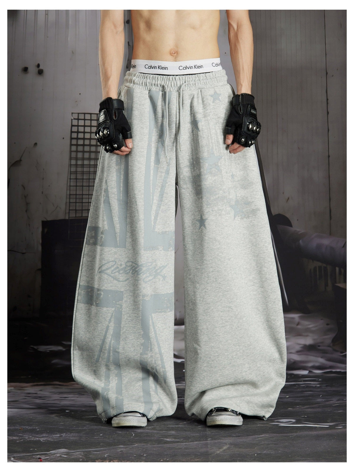 LLF STAR LETTER GRAPHIC SWEATPANTS; Gray; model view