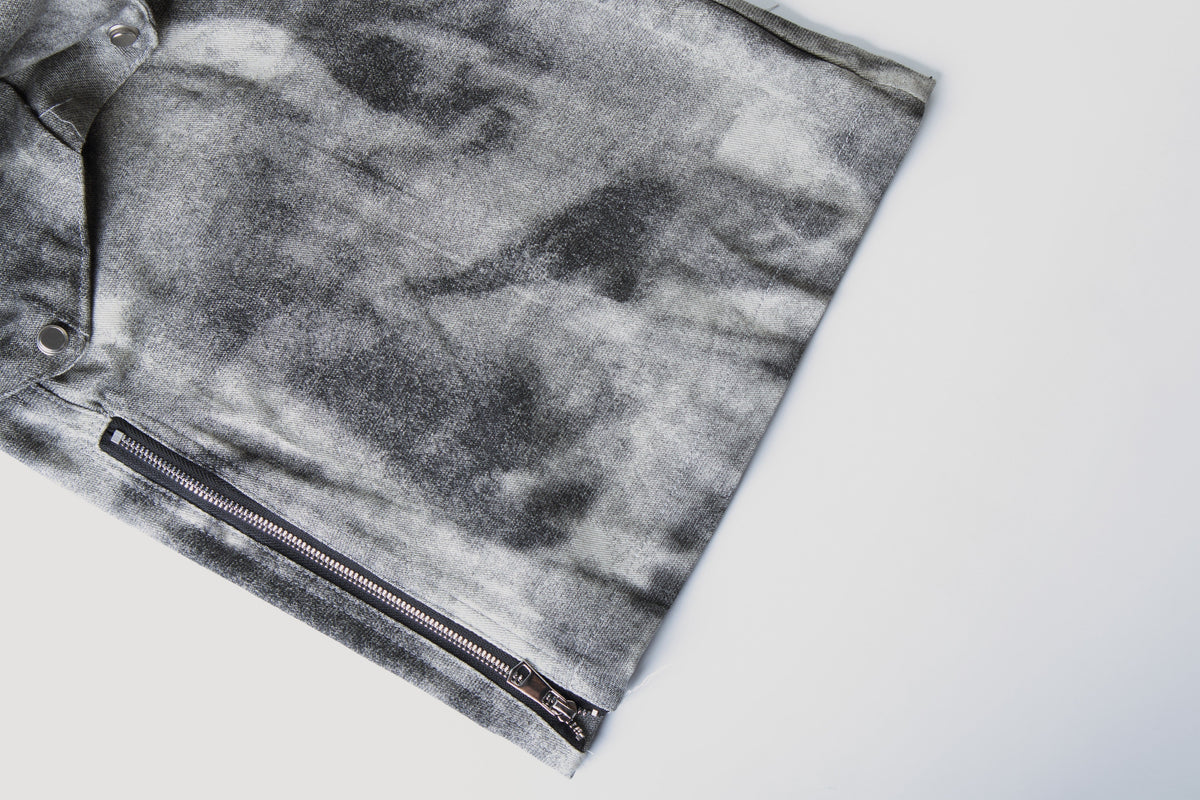 ZHANLAI DISTRESSED MULTI POCKET CARGO PANTS; Charcoal Gray; garment construction detail