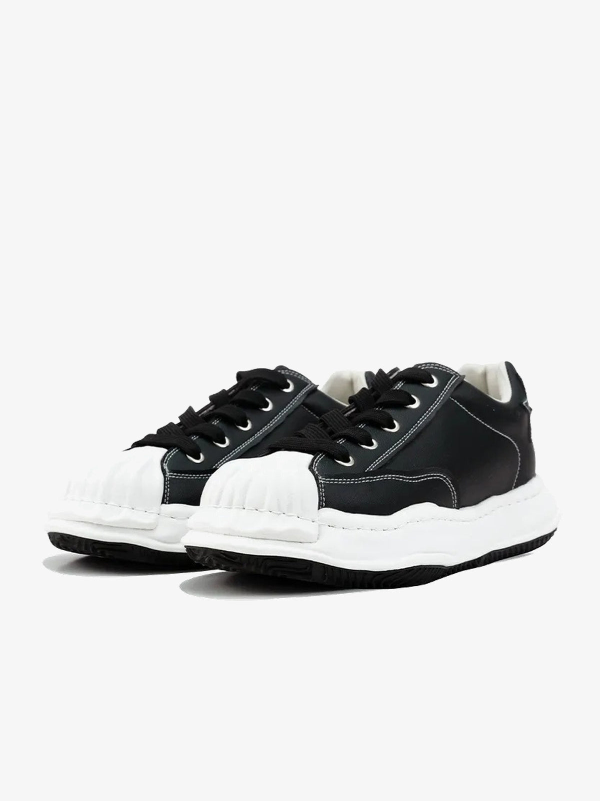 KAALIXTO STAR DETAIL SHELL TOE SNEAKERS; Black; product view
