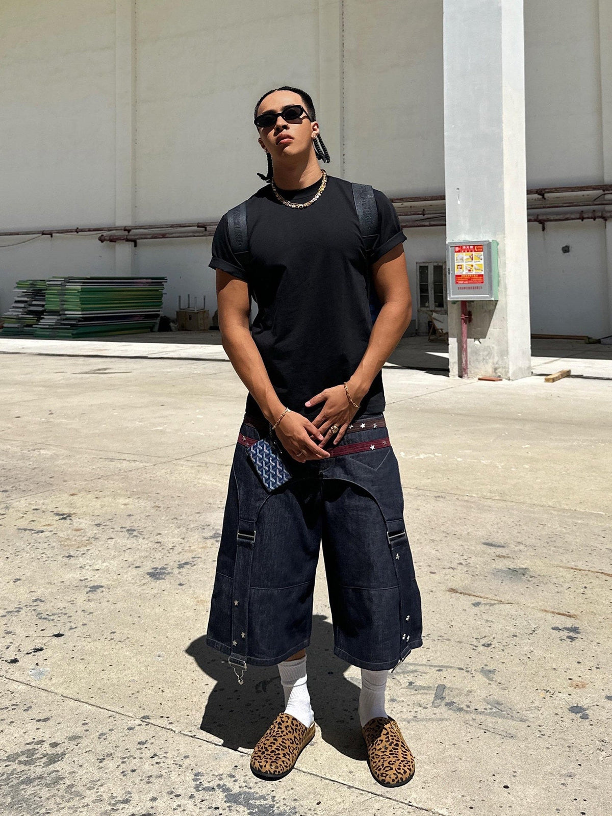 DND4DES STAR STUDDED PANEL DENIM SHORTS; Gray; model view