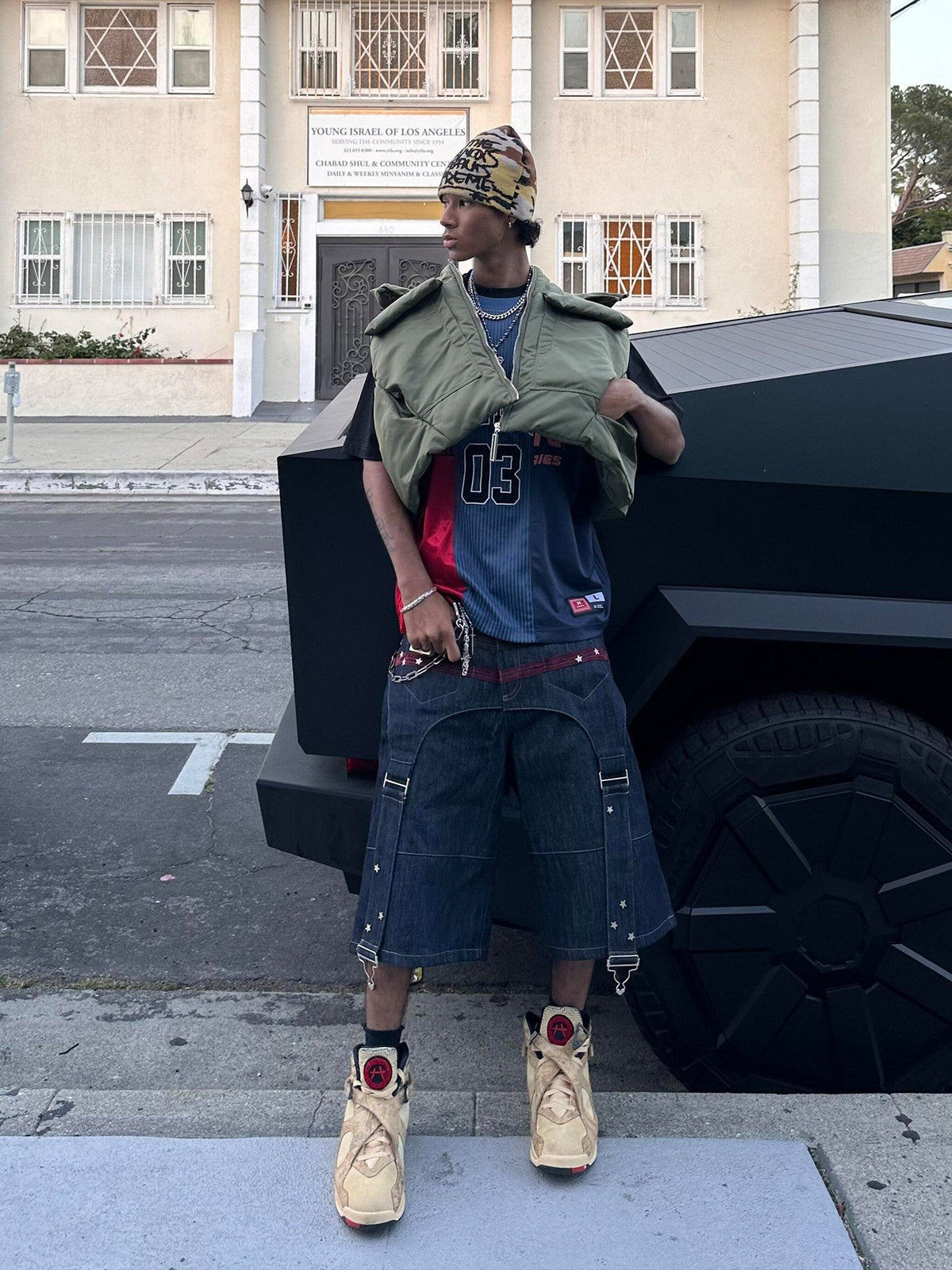 DND4DES STAR STUDDED PANEL DENIM SHORTS; Gray; model view