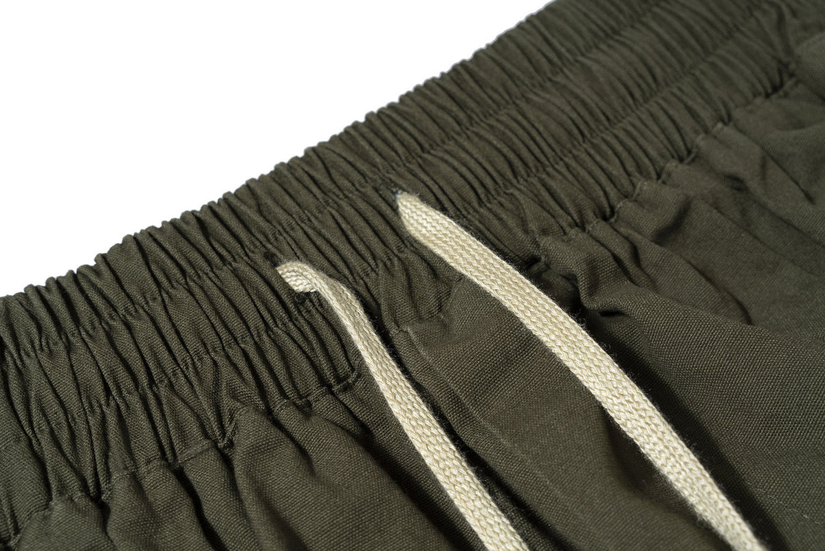 SOUNDLESS CLOUDBURST STACKED POCKET CARGO SHORTS; Olive; garment construction detail