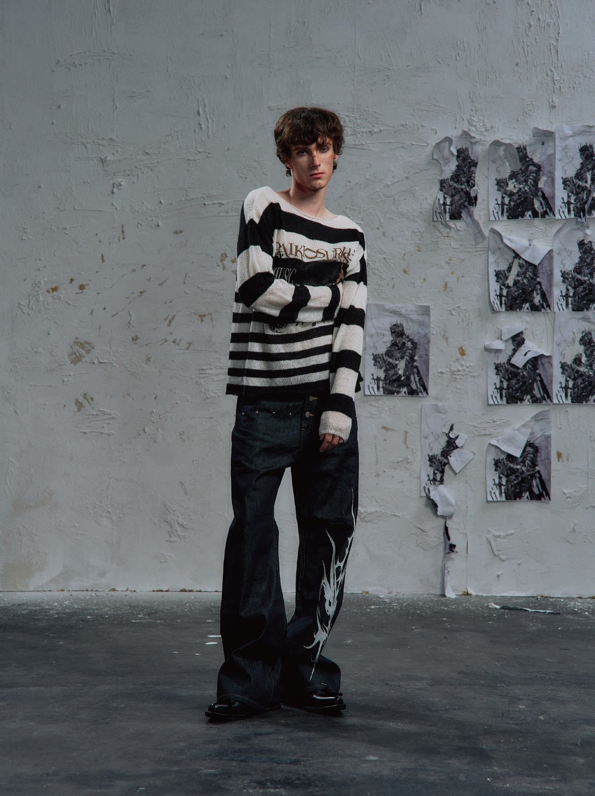 PAIKI PORTRAIT STRIPE GRAPHIC SWEATER; White; model view