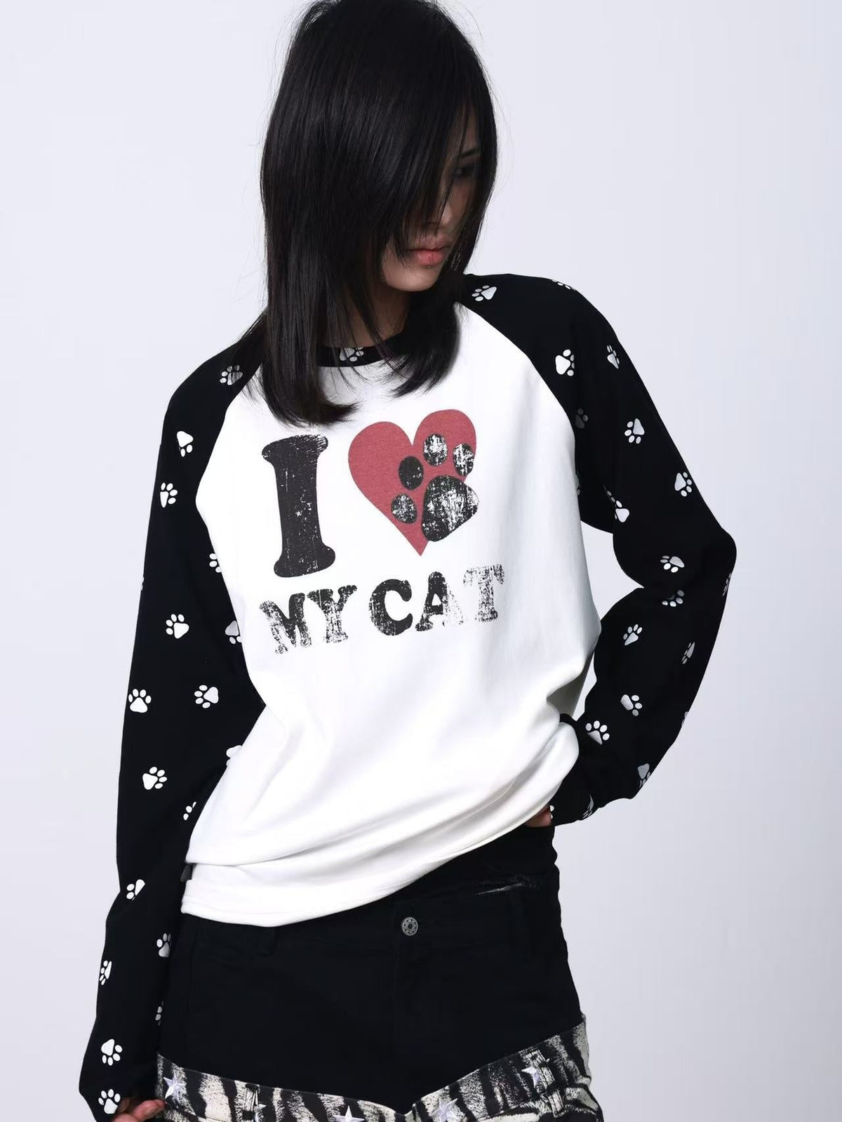 DETW CAT HEART RAGLAN SWEATSHIRT; White B; model view