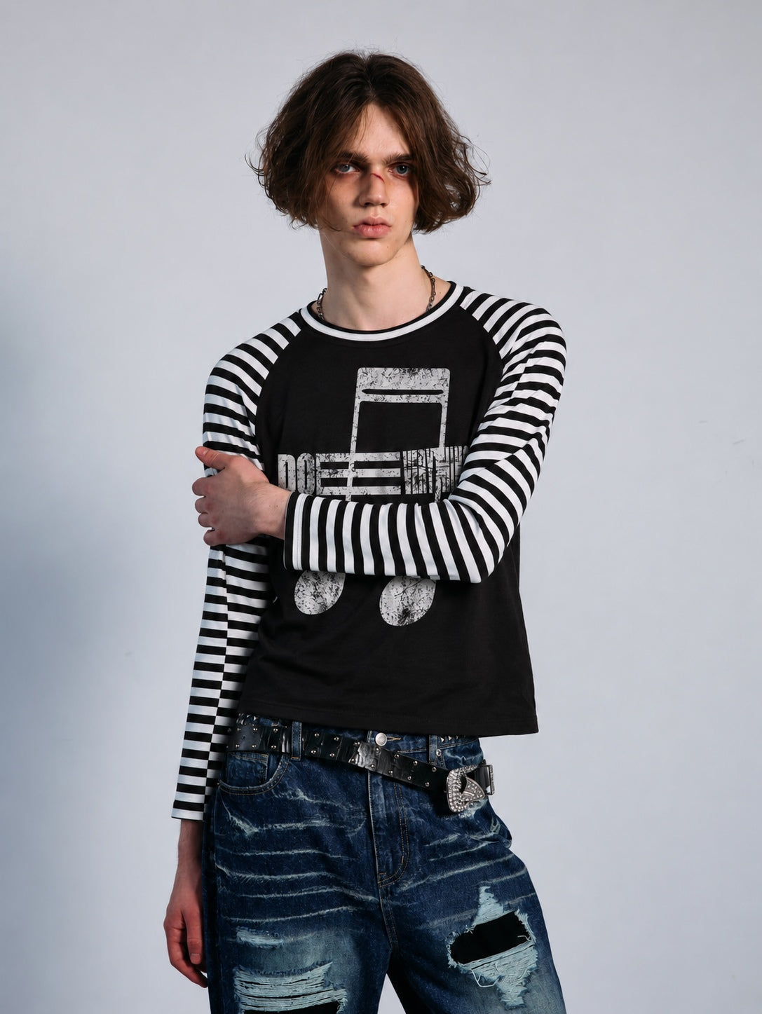 DETW MUSIC NOTE STRIPE SLEEVE SWEATSHIRT; Black; model view