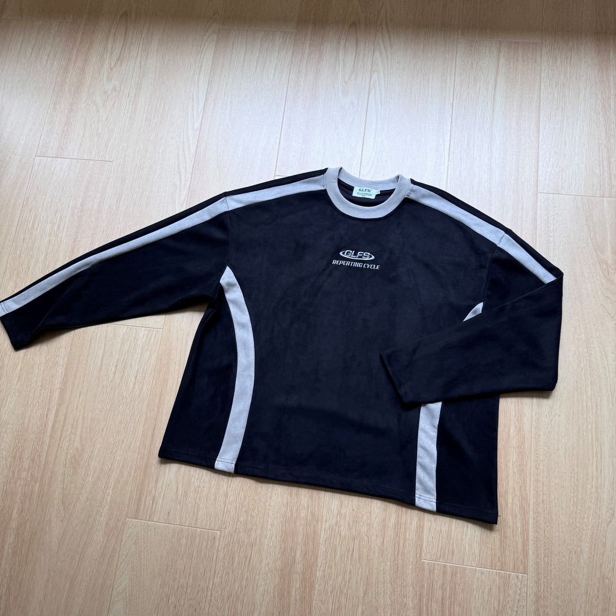 GLFS CONTRAST STRIPE RAGLAN SWEATSHIRT; Black; front view in a styled setting