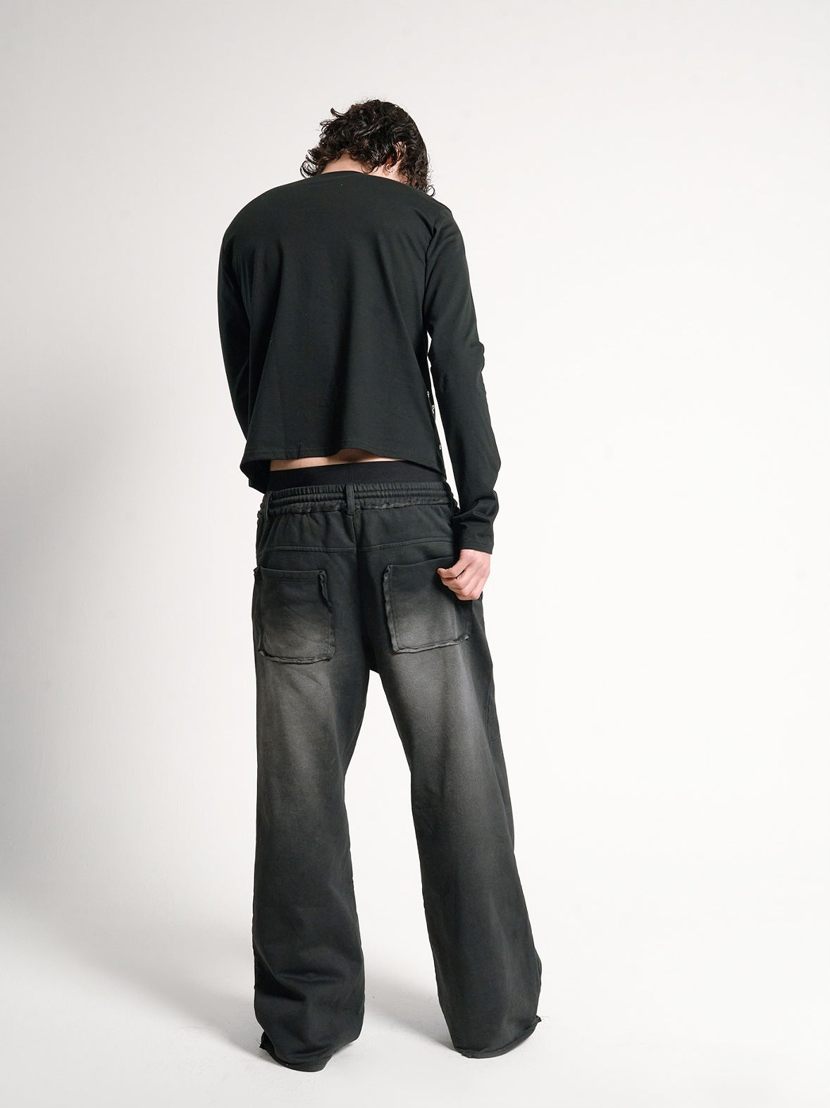 NO E MOSEN EYELET GRID SWEATSHIRT; Black; model view