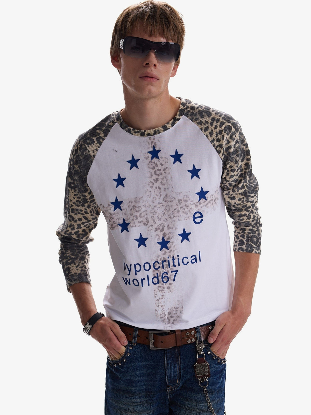 NO E MOSEN LEOPARD RAGLAN STAR SWEATSHIRT; White; model view