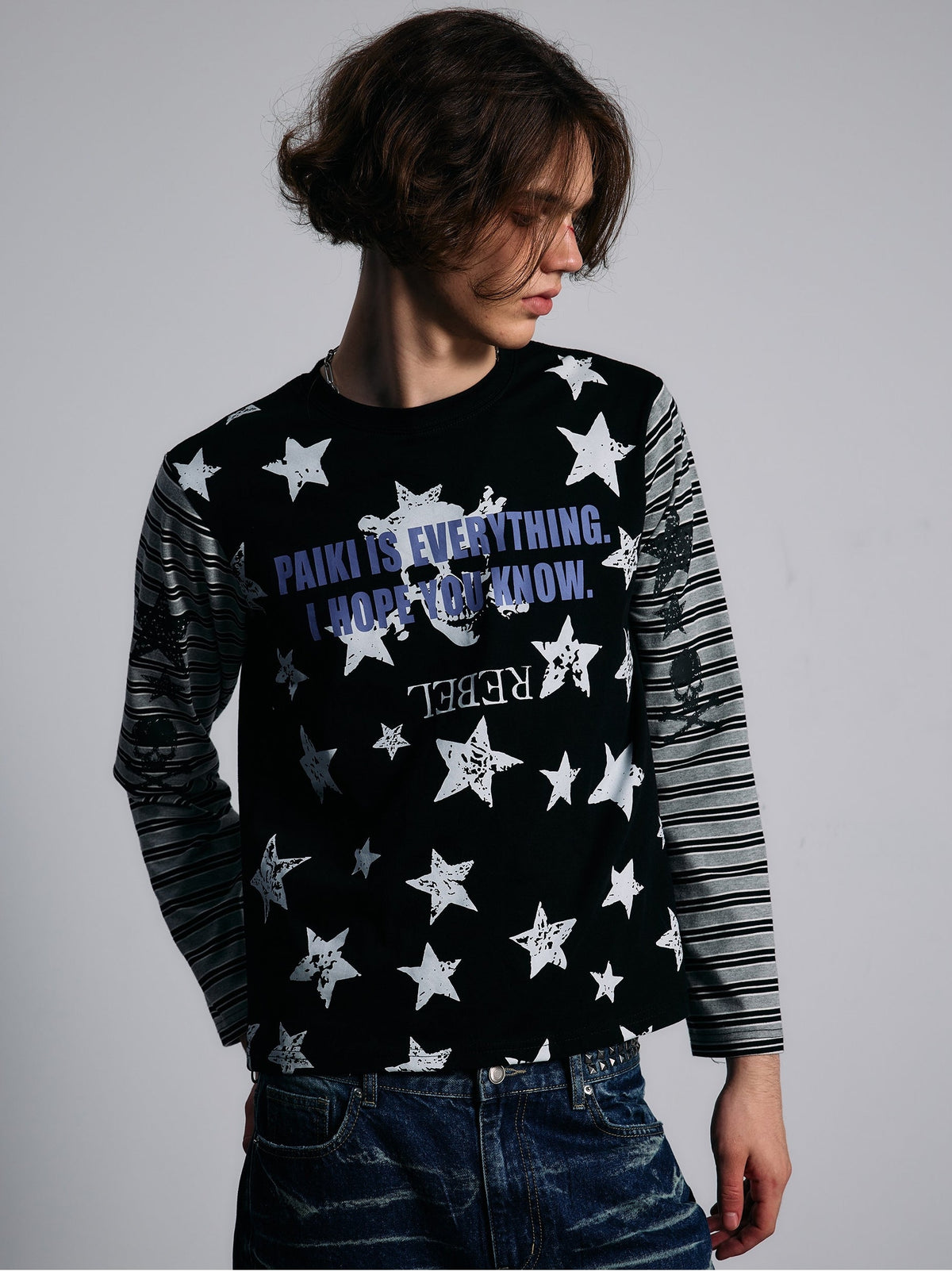 PAIKI STAR STRIPE GRAPHIC SWEATSHIRT; Black; model view