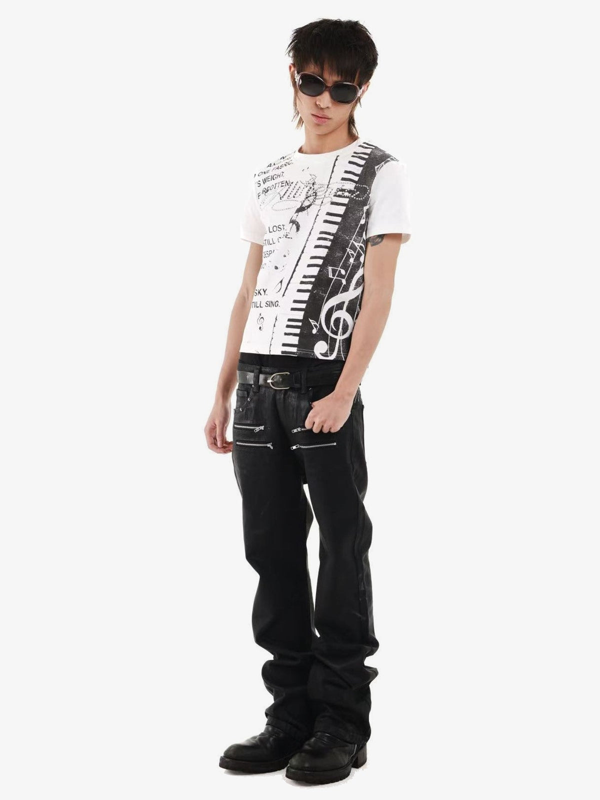 DETW PIANO KEY GRAPHIC T-SHIRT; White; model view
