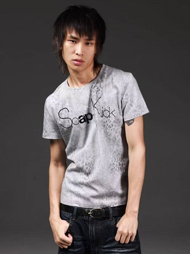 DETW LEOPARD PRINT SCRIPT T-SHIRT; Dark Gray Leopard; model view