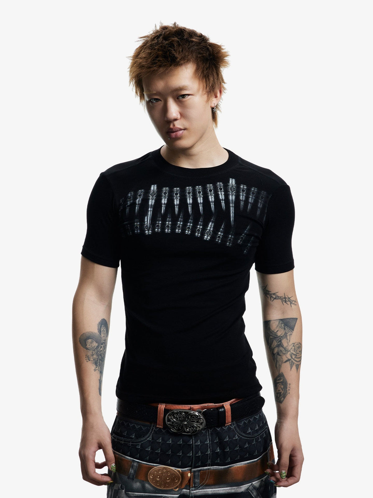 DND4DES BULLET ROW GRAPHIC T-SHIRT; Black; model view