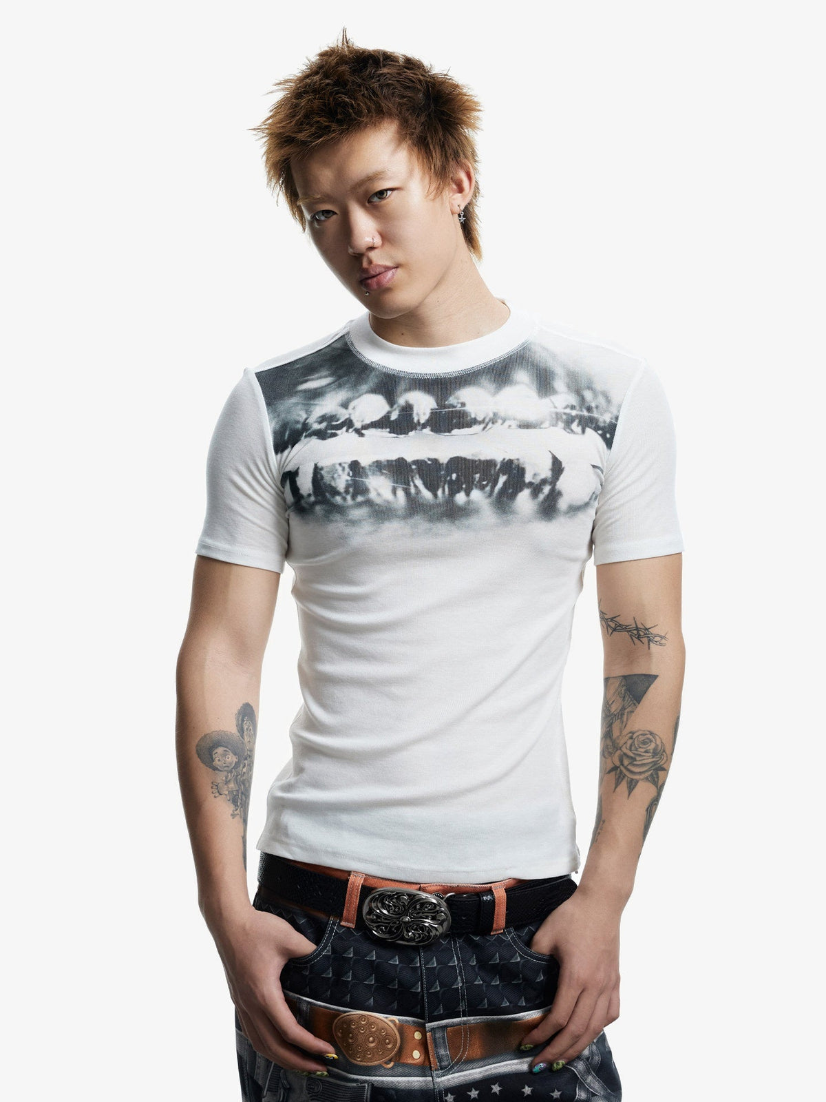 DND4DES TEETH GRAPHIC T-SHIRT; White; model view