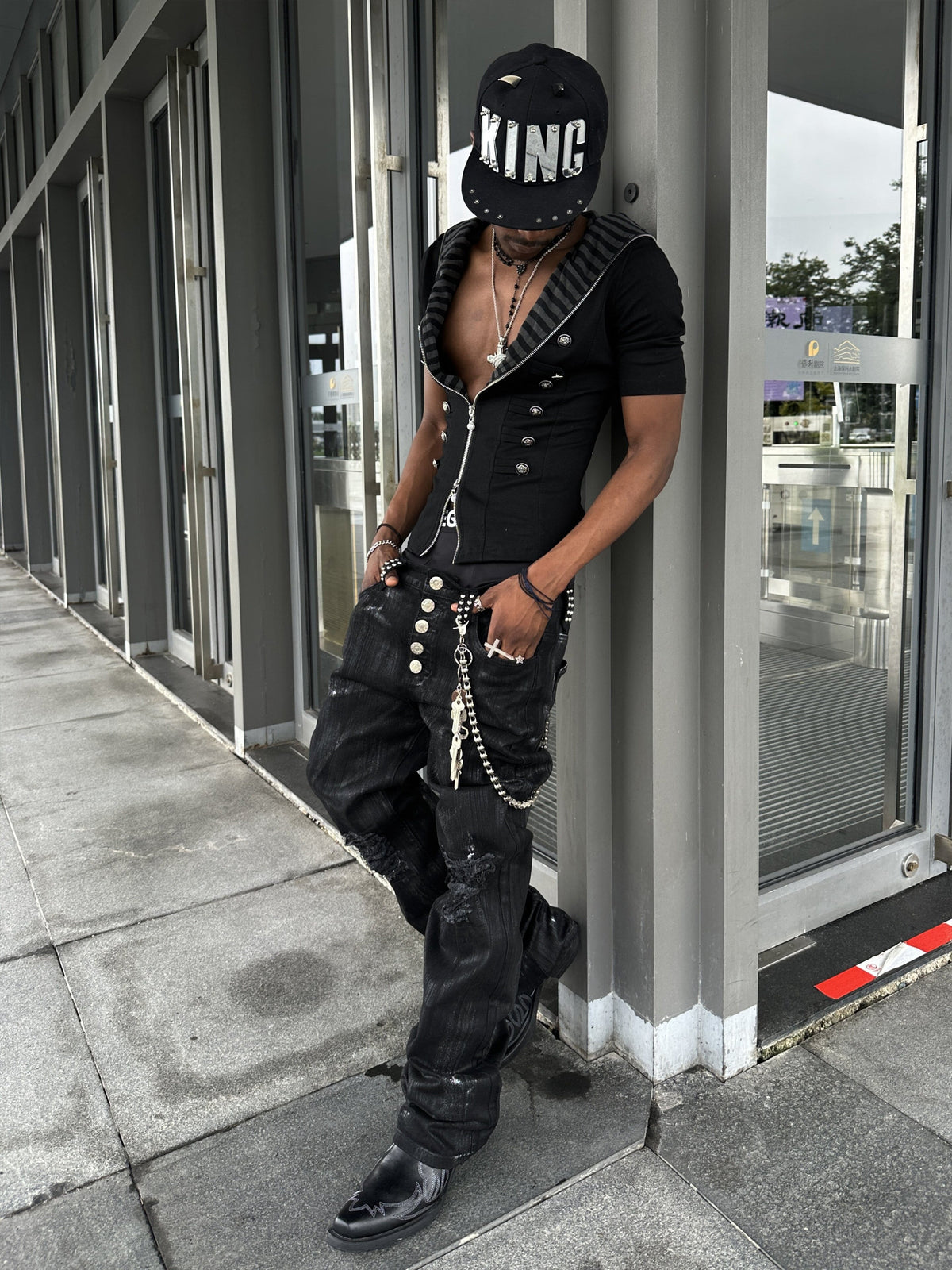 PAIKI STRIPED HOOD BUTTON ZIP T-SHIRT; Black; model view