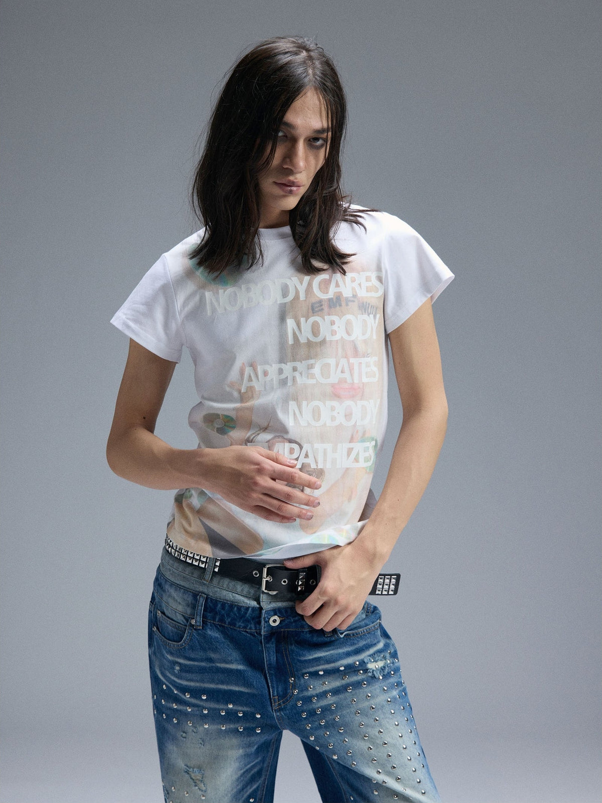 PAIKI PORTRAIT SLOGAN GRAPHIC T-SHIRT; White; model view