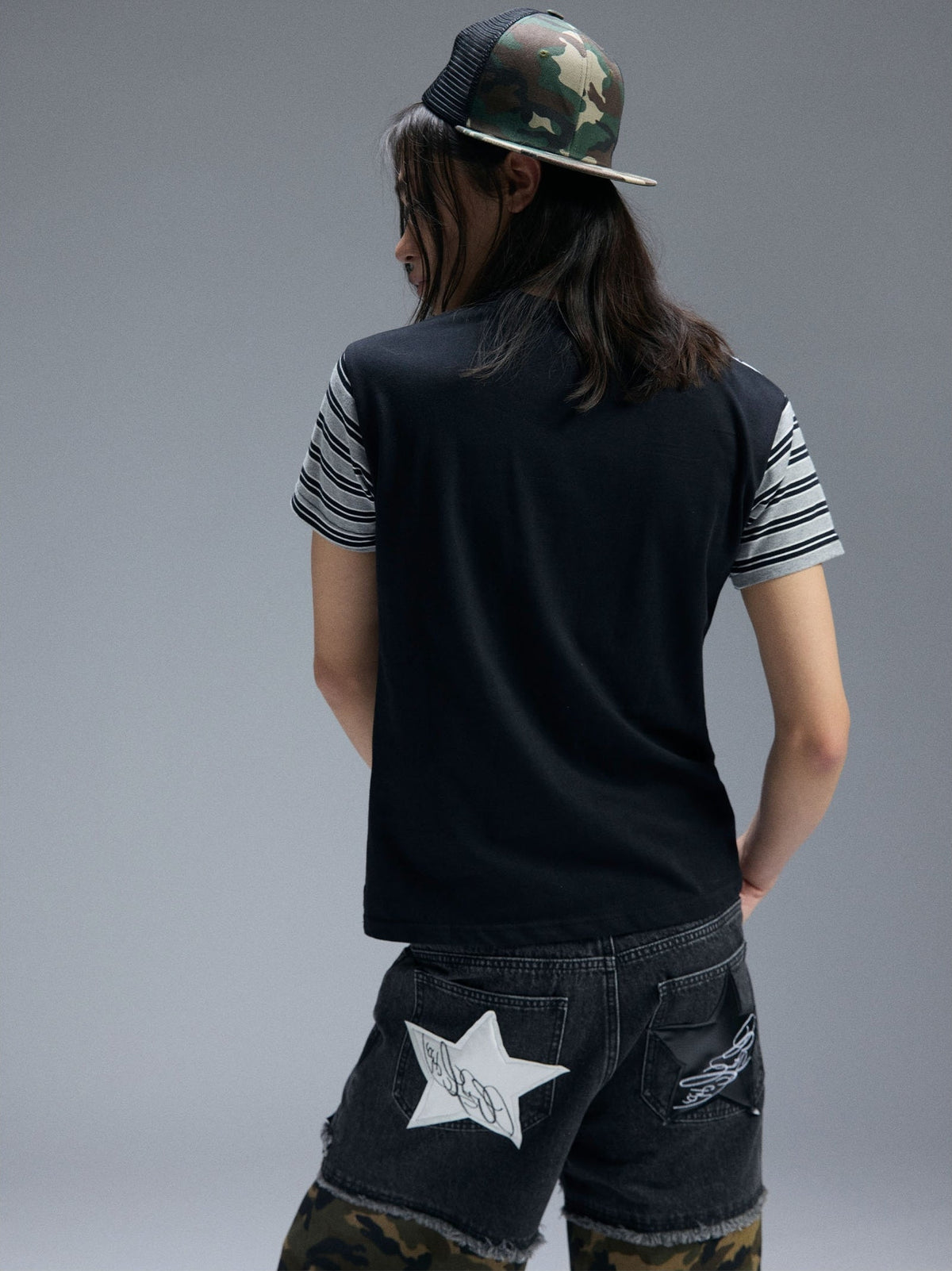 PAIKI STAR STRIPE GRAPHIC T-SHIRT; Black; model view