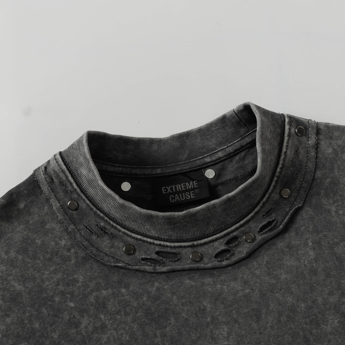 EXTREME CAUSE | Studded-Collar Curved-Seam T-Shirt - product detail