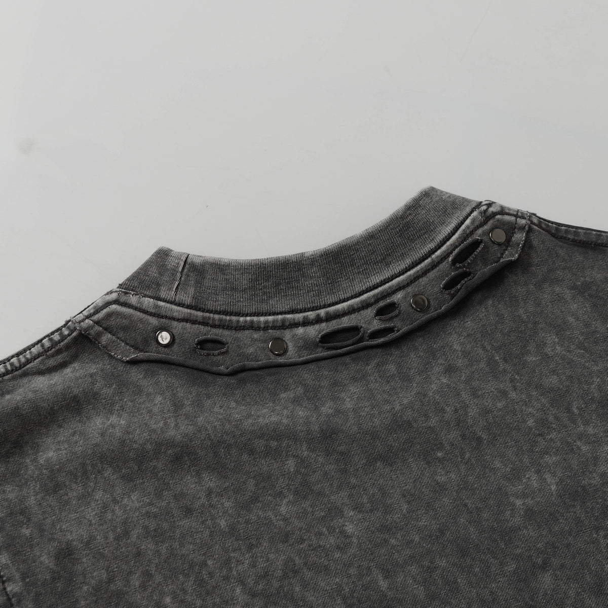 EXTREME CAUSE | Studded-Collar Curved-Seam T-Shirt - product detail