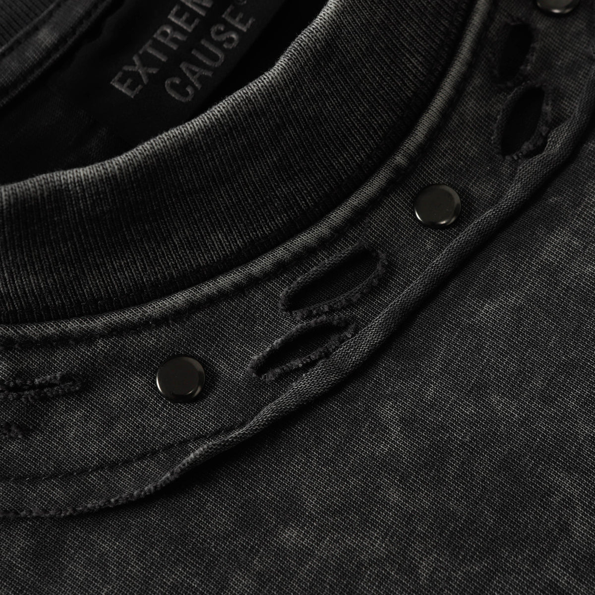 EXTREME CAUSE | Studded-Collar Curved-Seam T-Shirt - product detail